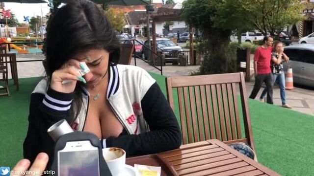 Красивая девушка кончает на публике от дистанционого вибратора Emanuelly Raquel