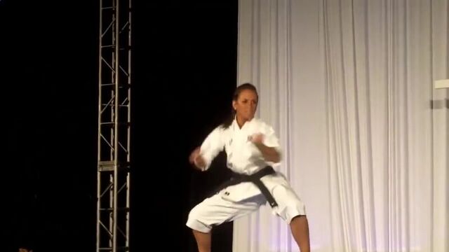 Думаю в темном переулке она испугает своего обидчика