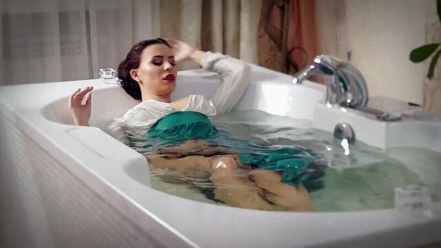Джулия Микса - пышная фотомодель легла в ванну в одеже (эротика, секс, красивая девочка, мастурбация, стриптиз)