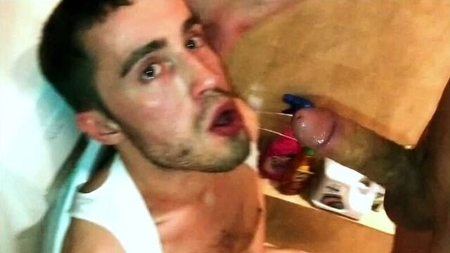 Русские ебут пацана на вписке [гей порно домашнее групповуха хуй в анал секс ёбля глотка]