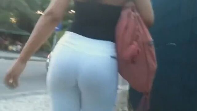 Скрытая камера следует по улице за красивой черной попкой