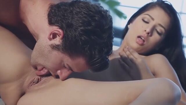 Парень делает куни