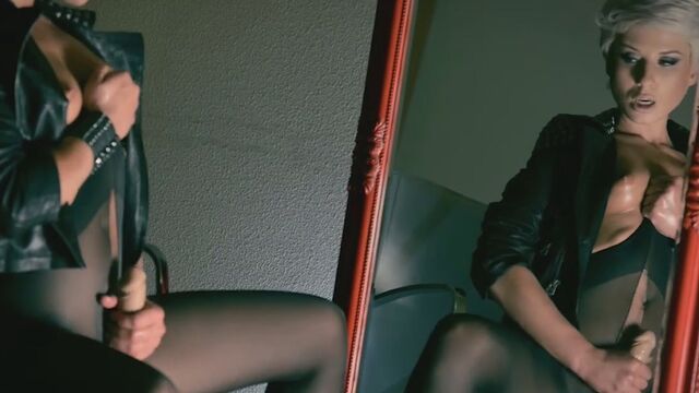 Любуется на себя в зеркале