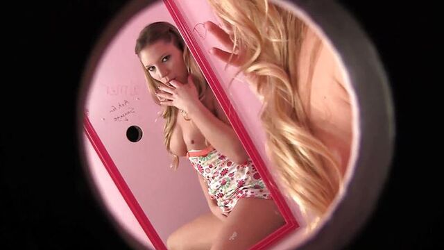 Девушка сосет в туалете через дырку