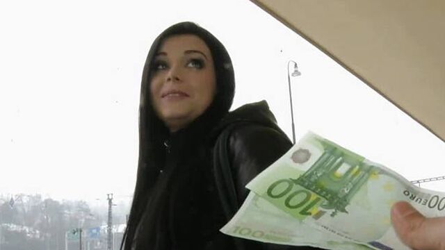 Молоденькая чешка ломается на грязный секс за наличные