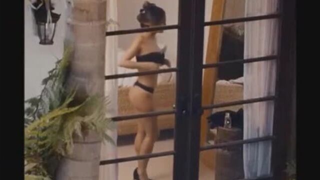 Salma Hayek меряет черное белье перед зеркалом, пока за ней подсматривает папарацци [#ПОКОЛЕНИЕПОРНО] (Знаменитости, HD порно, П