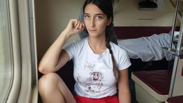 Девушка едет в поезде без трусиков и показывает киску.