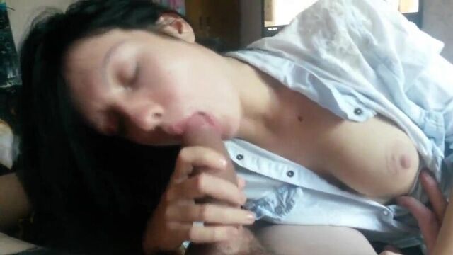 записал как моя сука сосёт член а я ей ласкаю клитор сиськи натуральные как малолетка прям