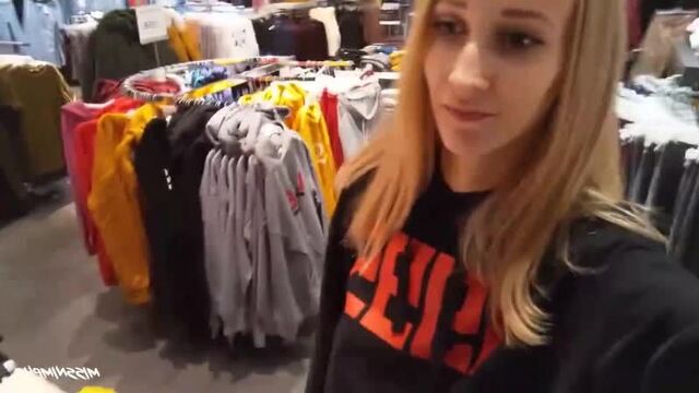 Показала себя в примерочной порно стройняшка сексуальная