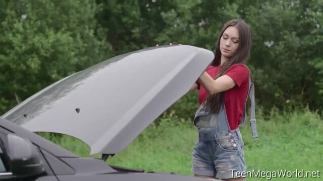 Турист трахнул русскую красотку у сломанной машины