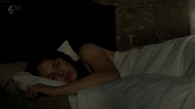 Джессика Браун-Финдли (Jessica Brown Findlay) голая в фильме «Лабиринт» (2012)