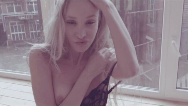 Красивая девушка блондинка Kristina раздевается на камеру 1080p HD смотреть эротику фото ретро без регистрации бесплатно онлайн