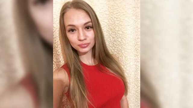 Чек- Ю Симпатичная блондинка