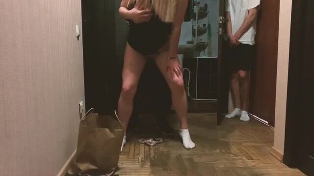 Курьер Яндекс еды Кончил В Меня Пока Муж куколд Смотрел и дрочил (русское домашнее порно домашка сексвайф измена жена блядь) -