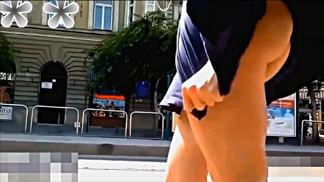 У девушки на ветру задралась юбка. 