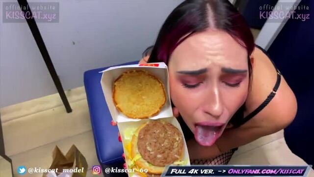 кончил в бургер а она съела. Трахает студентку в ТЦ - Kiss Cat [ПОРНО АНАЛ Домашнее