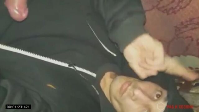 Зек Ветер с другом дают отсасывать петуху ( гей порно любительское)