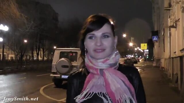 Джени, в прозрачном, без трусиков отрывается в ночном клубе