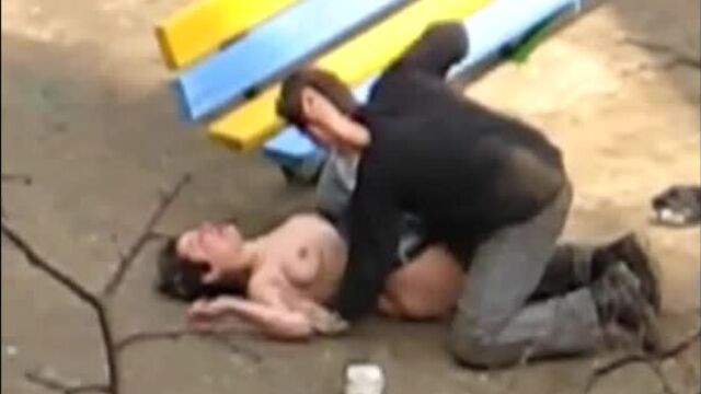 Алкоголик трахет бухую подругу на улице