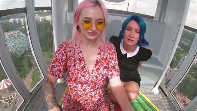 Подружки анимешницы вдвоем отсосали член на колесе обозрения и проглотили сперму.