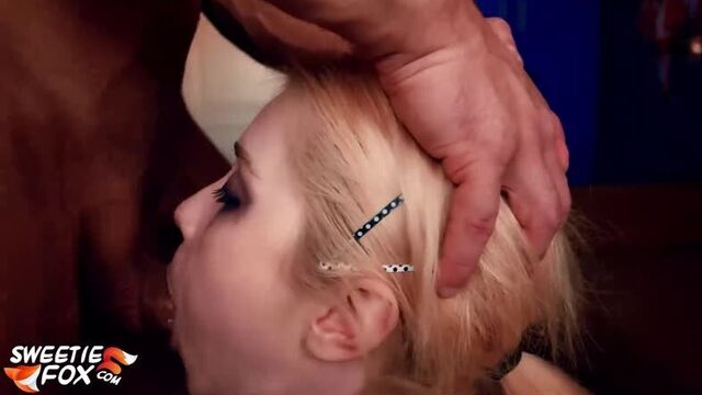 Шикарная малолетка делает горловой минет крупным планом ( анимешку ебут в горло шикарно сосет , цп дп вся в сперме )