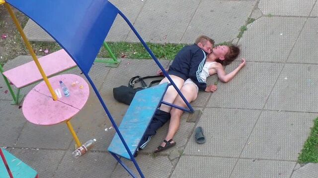 Пьяную бабу во всю трахает бомж***ахахха