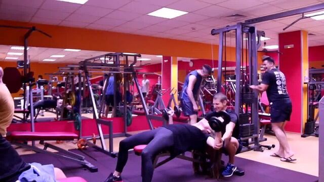 Девушка перепутала спортзал с спальней. Sexy girl in gym. Фитоняшки, бикини, бикинистки, фитнес, fitnes. Не секс sex не порно