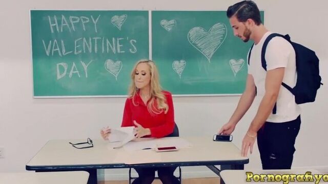 УЧИТЕЛЬ ШАЛИТЬ БРЕНДИ ЛЮБОВЬ ТРАХАЕТ ЕЕ СТУДЕНТ
