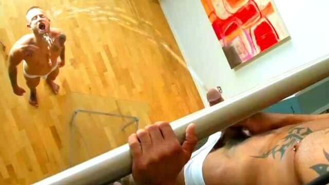 Брутал, принимай утренний душ правильно! [гей порно хуй в анал секс ёбля золотой дождь обоссал сквирт]