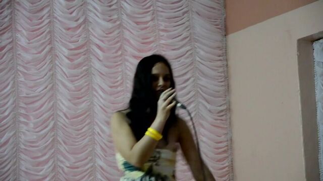 Школьница засветила свои сиськи на школьном выпускном 18+ Малолетка засветила грудь Девочка случайно показала буфера в школе