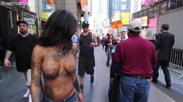 Бонни Роттен (Bonnie Rotten) топлес в Нью-Йорке (2015) голая по среди города разделась в городе соски сиськи тату раздетая