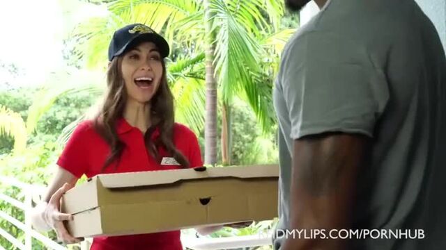 доставщица пиццы нарвалась) Райли_генгбенг_порно_секс_оргия_групповуха_секс_минет