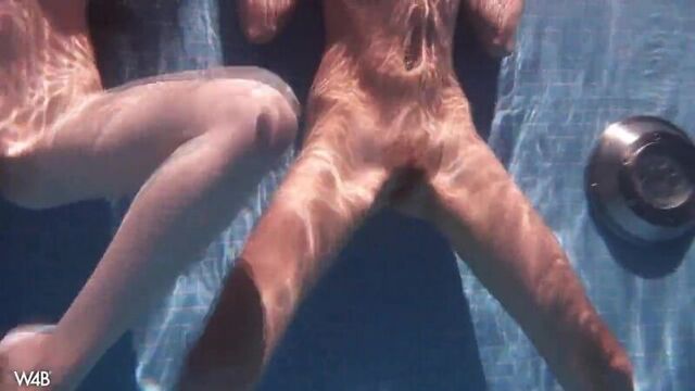 Очень красивая девочка малышка девчуля малолеточка школьница студентка играет с писей влажным влагалищем бритой пиздой