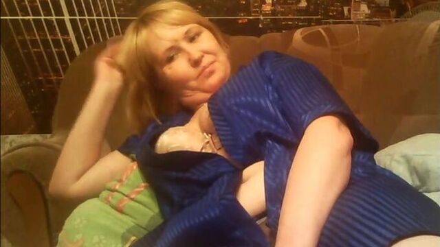 русская мамка в возрасте дрочит влагалище saggy saggi tits big russian ass показывает большую натуральную грудь сиськи на вэбку