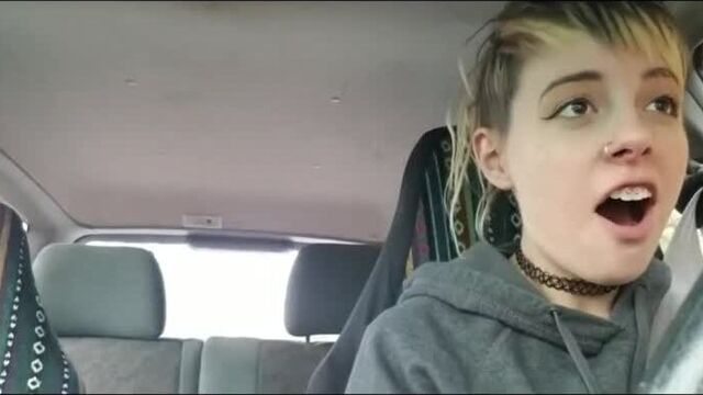 Получает оргазм от вибратора пока ведёт машину AutumnNight молодая девушка кончила в авто женская маструбация