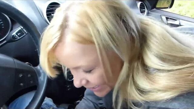 Зрелая тёлка автостопом поймала тачку и была у забора трахнута и оплодотворена