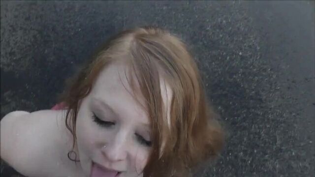 Блядскую пышку обоссали на улице с ног до головы и сунули в рот (пышки порно анал минет пписсинг пышки porno bbw plump pissing