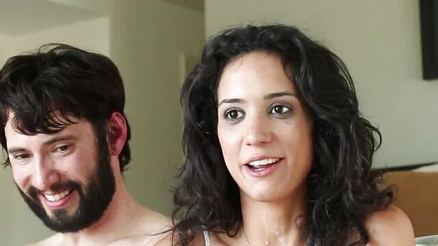 Брюнетка с глубокой глоткой минетом довела парня до оргазма