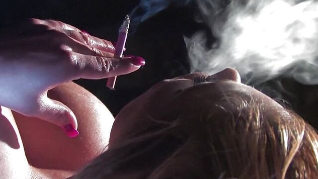 Милфу очень возбуждает курение и она течет