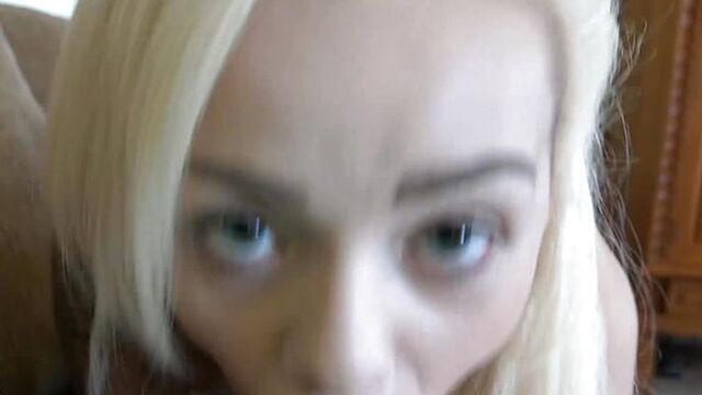 Малолетка с маленькими сиськами сосет и трахается как взрослая