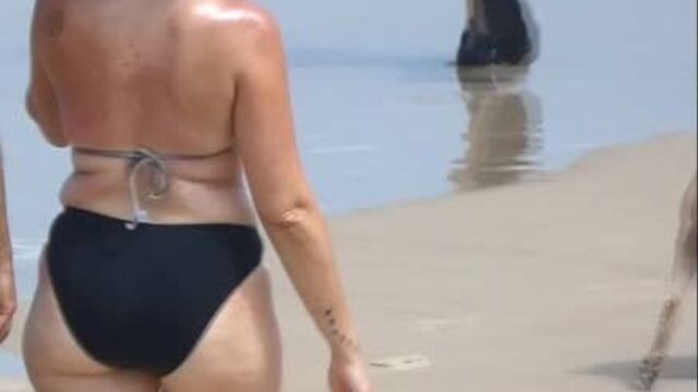 Зрелая с толстой попой в купальнике