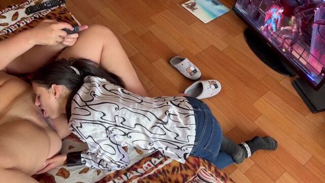 Я трахаю ее языком, пока она трахает игроков с инджастис