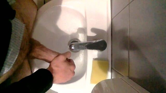 Кавказец дрочит и кончает на работе