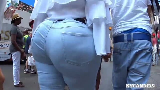 Сочная попка в джинсах рассекает по Нью Йорку | PAWG _ vk.com/pawgw