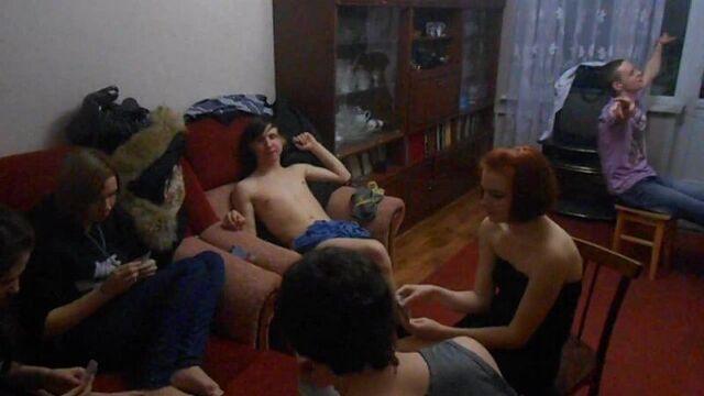 Играем в карты на раздевание на вписке.