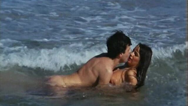 голая Катя Бинерт (Katja Bienert) - Линда (Линда или оргии в Рио Аморе) / Linda (1981)