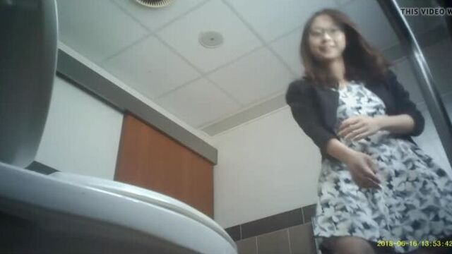 нарезка симпотных ускоглазочек в туалете коледжа(Cкрытая камера в туалете ,подсмотр,HZ,WC,Hidden zone,spy cam,hidden cam,Voyeur)