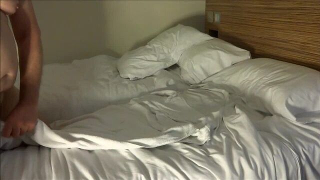 Толстяк впечатал лилипутку пузом в кровать | A small girl