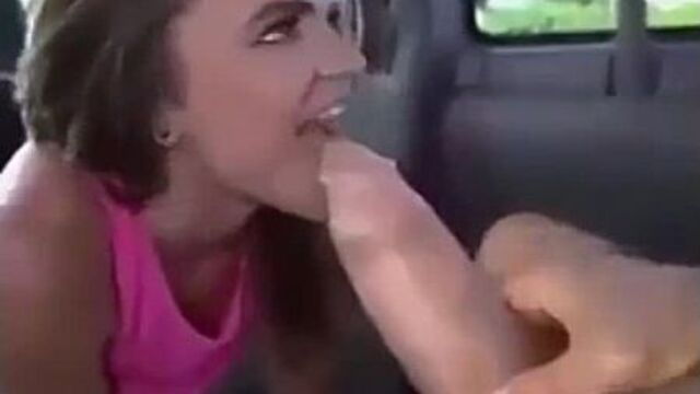 Хуястый русский лысик, соблазнил своими размерами малолетнюю дурёху и насовал ей в щелку и в рот невероятный хуй в машине.