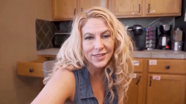 ПОРНО -- ЕЙ 45 -- ПРИВЫК К СЕКСУ С МАМОЧКОЙ , МАМОЧКЕ МОЖНО ПОКАЗАТЬ ЧЛЕНИК -- porn sex milf pov -- Lily Craven